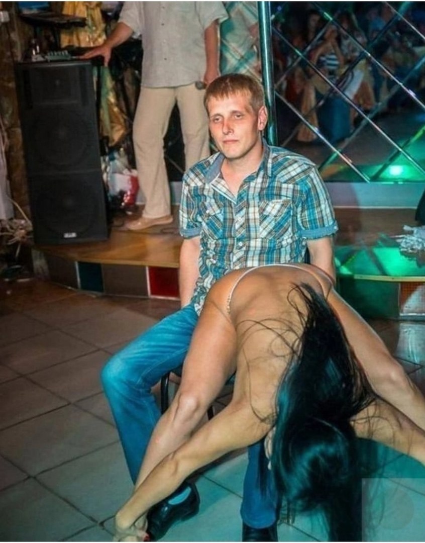 Стриптизерша и грустный парень