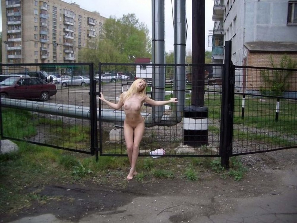 Девушки гуляют голышом