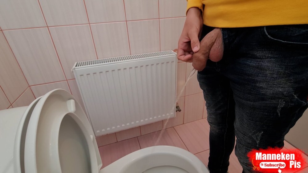 Ссыт в туалете