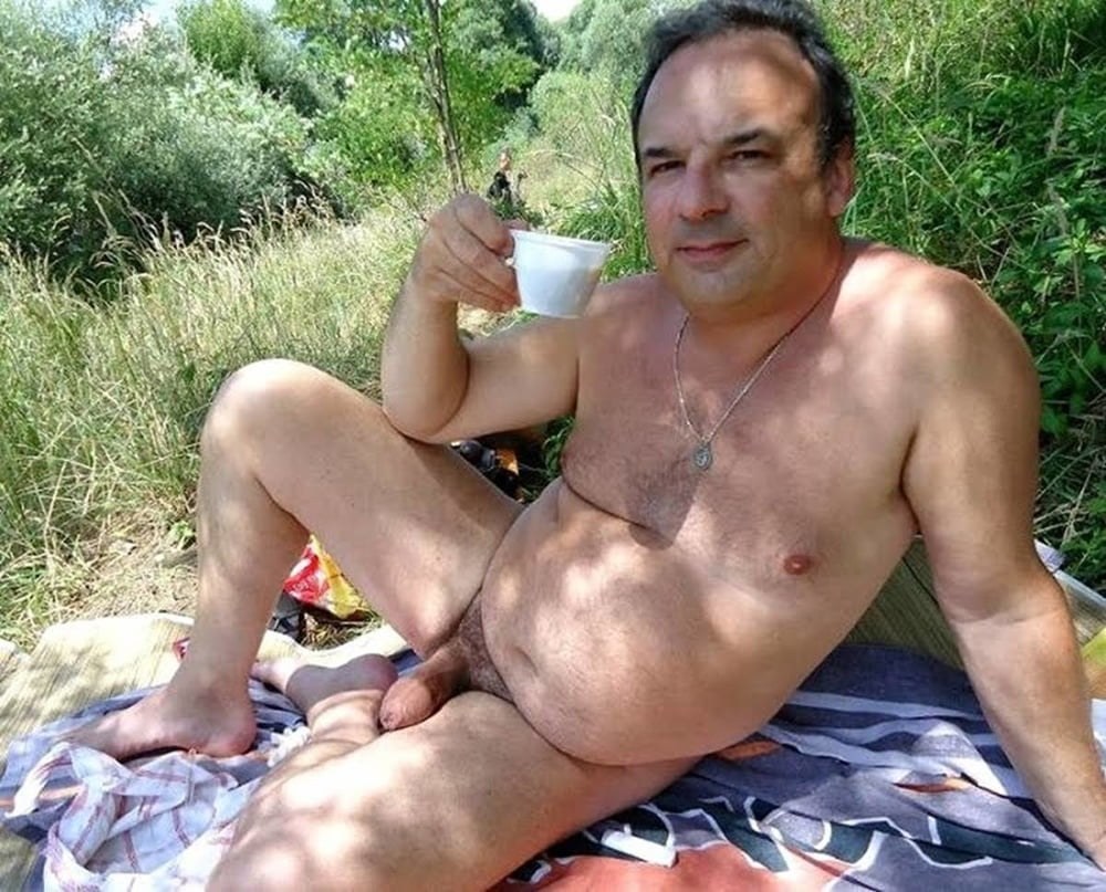 Голый пожилой мужик на природе