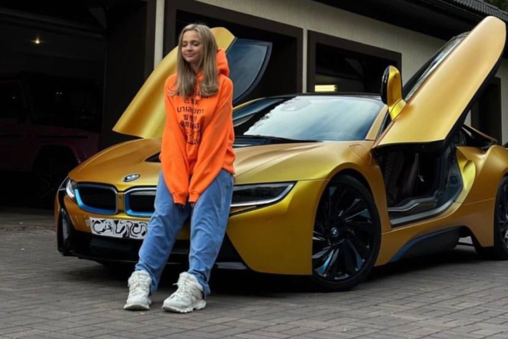 BMW i8 Золотая