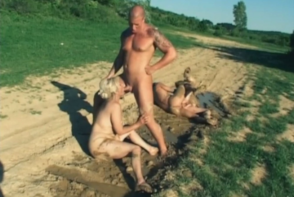 Голая девушка в грязи