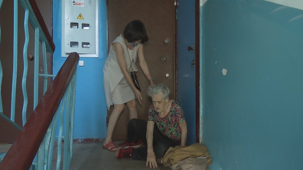 Женщины на лестничной площадке