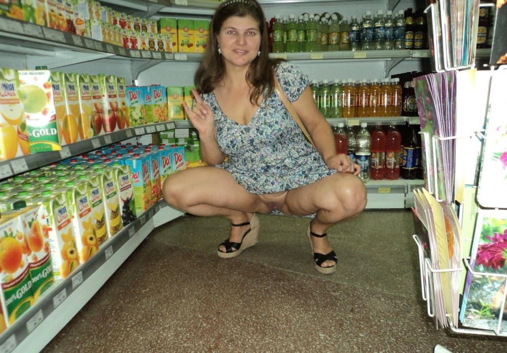 Бабы без трусов в магазине