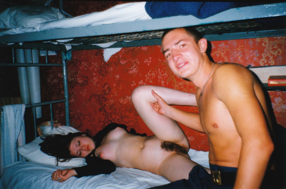 Пьяные голые женщины в общаге