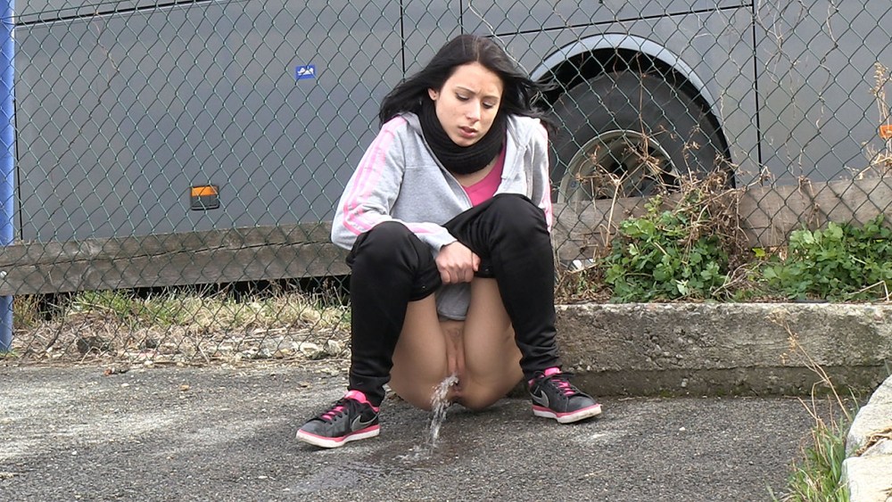 Девушки писсинг в парке
