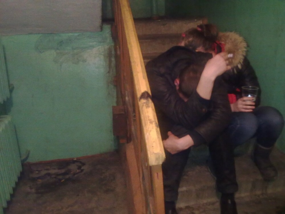 Парень с девушкой в подъезде