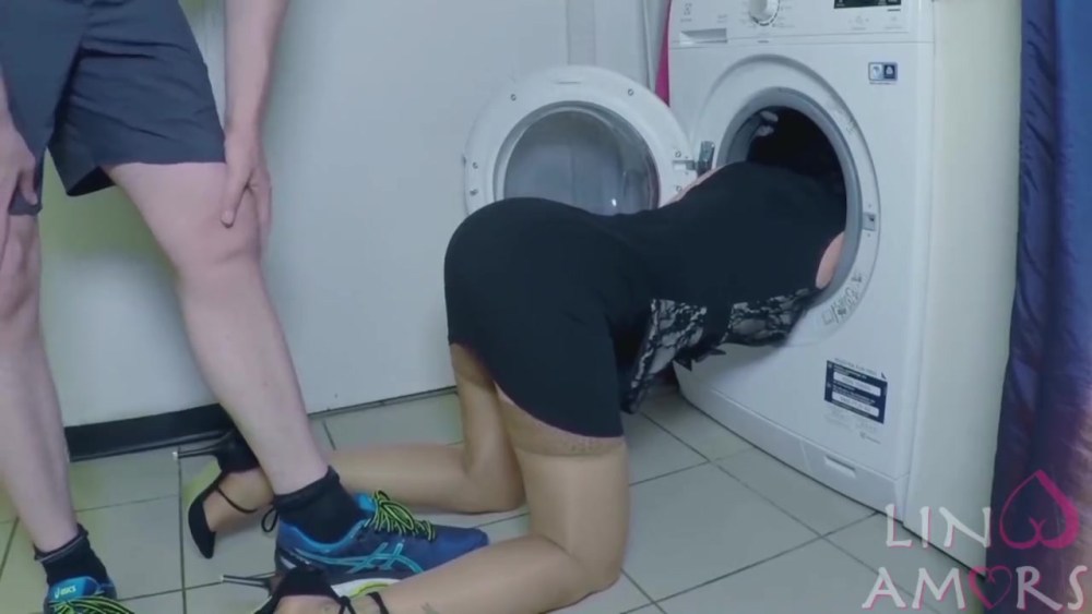 Девушка застряла в стиралке