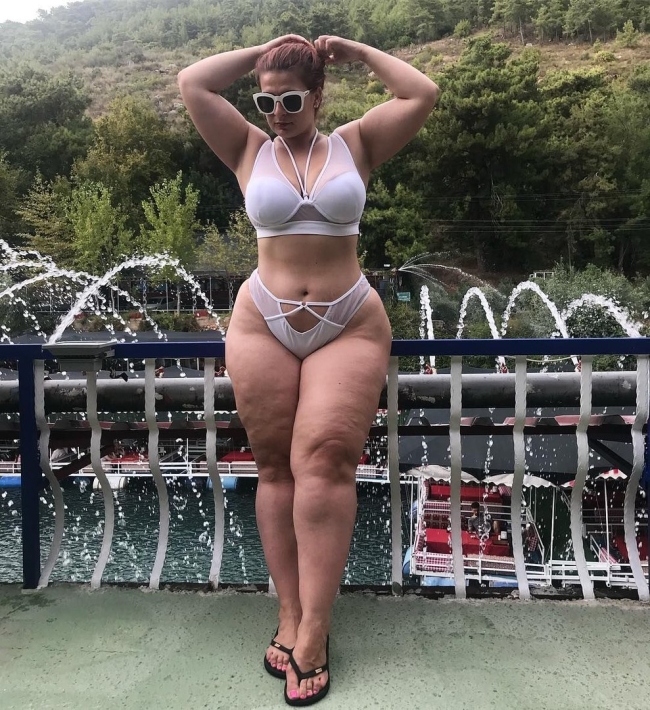 Loana Chira в купальнике