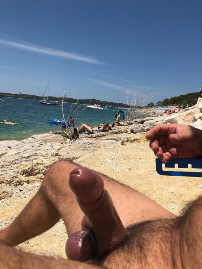 Публичная эрекция на пляже