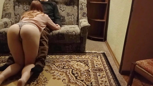 Муж с женой позируют рачком