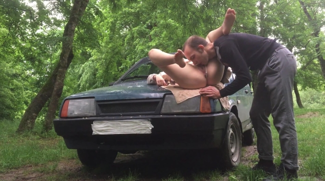 Жену выебали на капоте авто