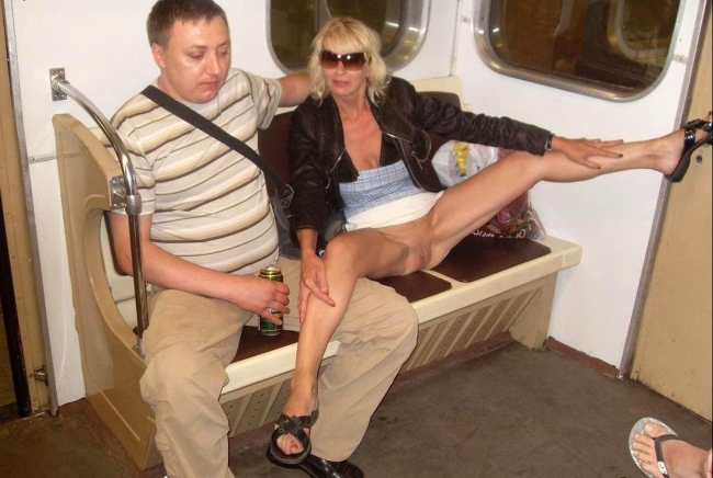 Под юбкой в метро