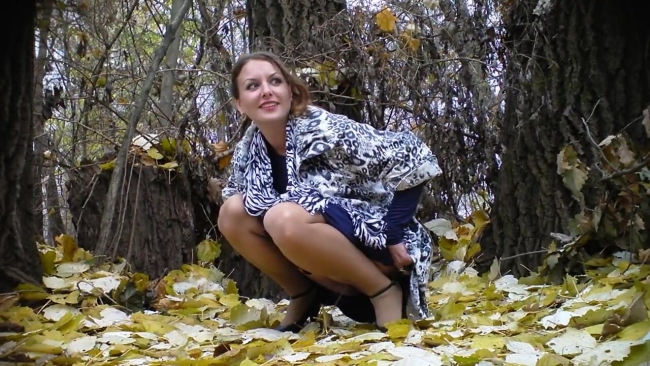 Девушка присела в кустах