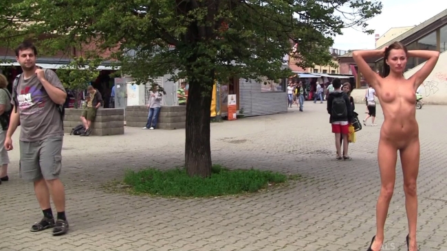 Девушка разделась на улице спор