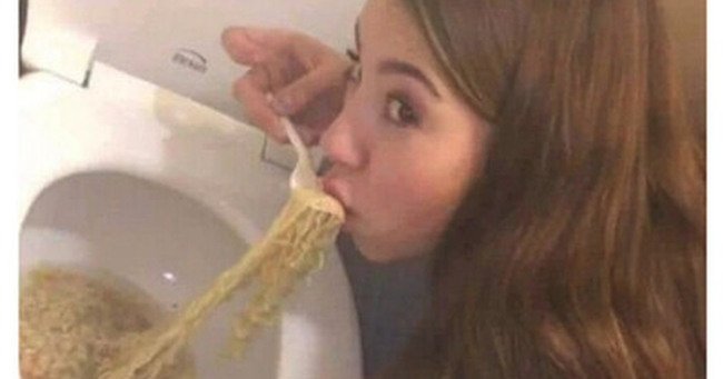 Девушка с какашкой во рту
