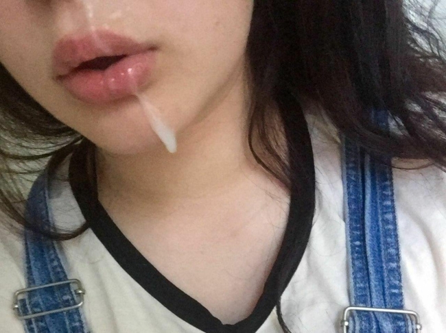 Слюнявая девушка