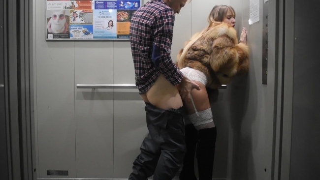 Девушка в лифте