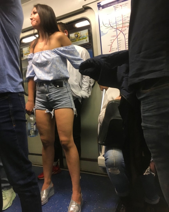 Засветы девушек в метро