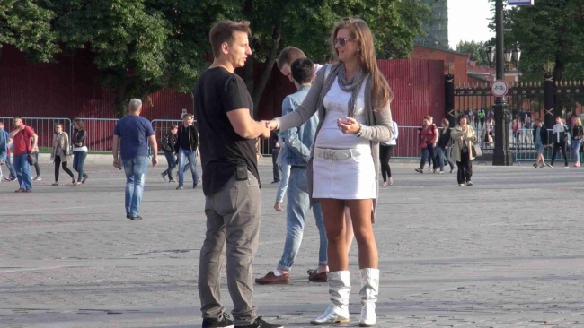 Парень знакомится с девушкой на улице