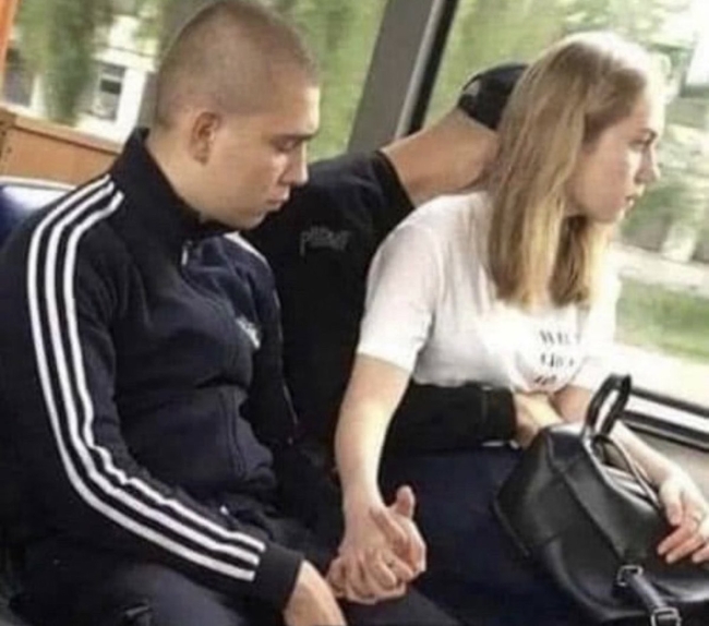 Парень и девушка в автобусе
