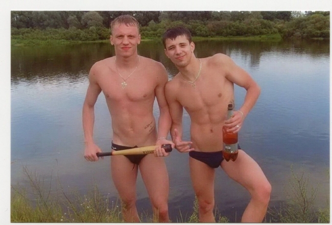 Парни на речке