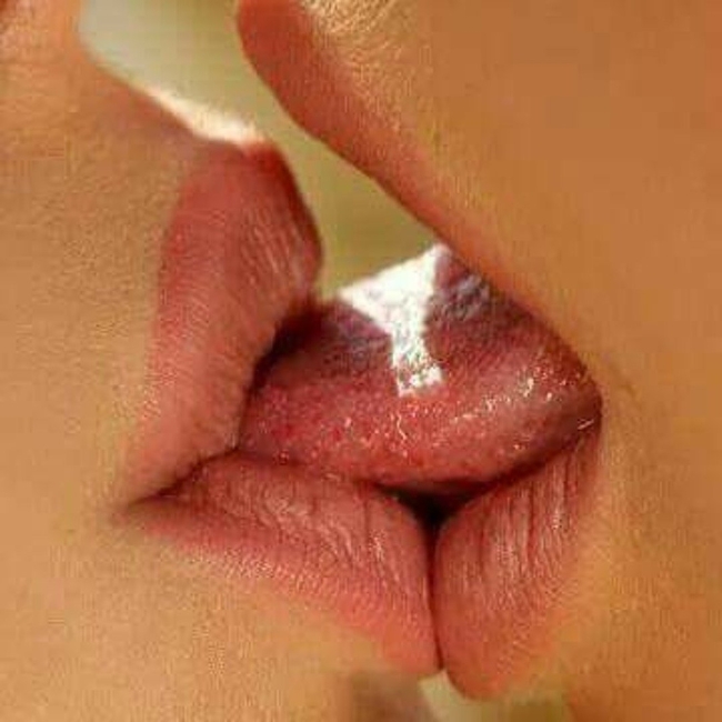 Поцелуй с языком крупным планом