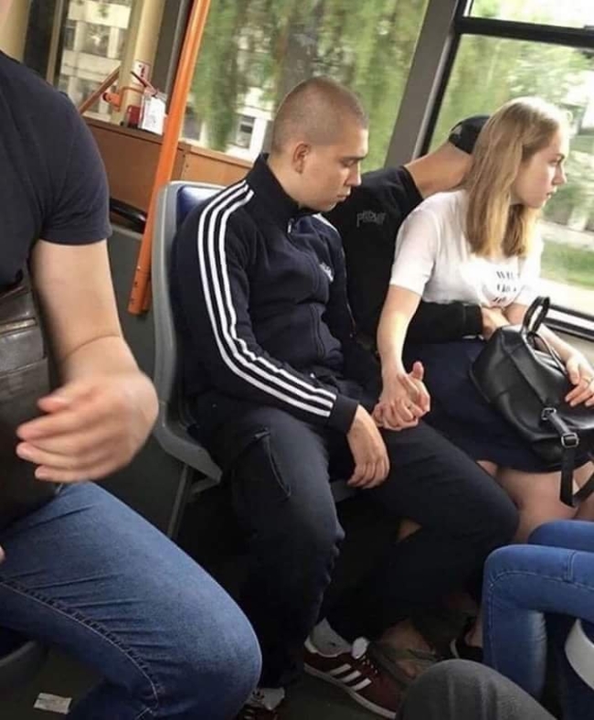 Парень и девушка в автобусе