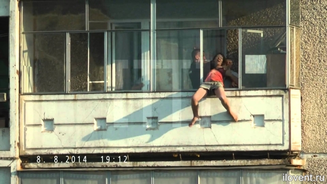 Девушка на балконе