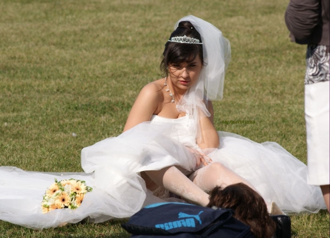 Невесты в свадебных платьях засветившие