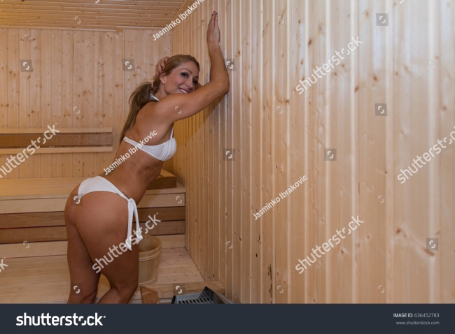 Девушки в стрингах бане