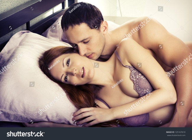 Мужчина и женщина занимаются сексом