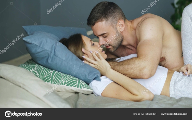 Муж и жена в постели